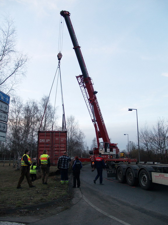 LKW verliert Container Koeln Niehler Ei P131.JPG